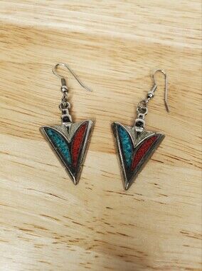 Vtg Southwestern Crushed Turquoise & Coral Arrowhead Earrings Pewter EGE 90
